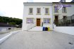 Local commercial Vente à Niederanven - 695 000 € New keys vous propose un magnifique local de commerce de haut standing d'une surface d'environ 124m2, idéalement situé dans la charmante commune de Niederanven à Hostert.
Ce bien se trouve dans une résidence classé monument historique de 3 unités ( Origine des saveurs).
Le bien se compose comme suit :
Au rez-de-chaussée :
- Un grand espace d'environ 84m2
- Une salle d'eau d'environ 4m2
- Un WC séparé
Au sous-sol :
- Un espace d'environ 33m2
- Une salle d'eau d'environ 3m2
Pour compléter ce bien, vous profiterez également des prestations suivantes :
- 4 emplacements extérieurs.
Divers :
- Chauffage au sol.
- Isolation acoustique.
- Système avec adoucisseur d'eau.
- Fibre optique.
N'hésitez pas à nous contacter au 661 434 100 ou par mail kdif@newkeys.lu pour plus d'informations ou une éventuelle visite.
COVID: Pour votre sécurité, nos visites sont effectuées avec des masques, des gants et limitées à 3 personnes par visite.
Les prix s'entendent frais d'agence de 3 % TVA 17 % inclus dans le prix est payable par le vendeur.
Ref agence : 5003613