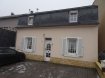Maison Vente 4 chambres à Leudelange - 690 000 € Texte français ci-dessous.
Sympathisches , freistehendes Einfamilienhaus in ruhiger Lage mit Garten
Das Gebäude befindet sich in einem teil-renovierten Zustand. Im Erdgeschoss finden sich eine große Küche, ein Wohn/Esszimmer mit Ausgang zur Terrasse und zum Garten, ein Badezimmer mit Anschluss für die Waschmaschine. In der ersten Wohnétage liegen die 4 Schlafzimmer mit einem kleinen Speicher. Die Fenster sind doppelt verglast. Das Haus hat keinen Keller. Im hinteren Bereich gibt es neben der Terrasse einen kleinen Schuppen mit der Gaszentralheizung und ein Gartenhaus. Das eingezäunte Grundstück besteht aus einer Terrasse und einen Gartenbereich. Vor dem Haus können bis zu vier Fahrzeuge abgestellt werden. Die Fassade und das Dach sehen ordentlich aus.
Das Haus liegt ruhig ein einer Straße, die nur von Anwohnern benutzt wird. Die Ausrichtung des Gartens ist gegen Süd/Süd-West. Einkaufsmöglichkeiten, Schulen und alle Verkehrsanschlüsse liegen in der Nähe. Die Gemeinde Leudelange ist eine bevorzugte Lage im Umkreis der Hauptstadt Luxemburg.
Maison unifamiliale sympathique avec jardin à situation calme et libre des 4 côtés.
L’immeuble se trouve dans un état partiellement rénové. Au rez-de-chaussée se situent une grande cuisine, un salon/salle à manger avec sortie sur la terrasse et le jardin et une salle de bains avec raccordement pour machine à laver. Au 1er étage se trouvent les 4 chambres à coucher avec un petit grenier. Les fenêtres sont à double vitrage. La maison n’a pas de cave. A côté de la terrasse, dans la partie postérieure, on trouve un abri de jardin, ainsi qu’un petit hangar avec le chauffage central au gaz. Le terrain clôturé se compose d’une terrasse et d’une partie jardin. Jusqu’à 4 voitures peuvent être garées devant la maison. La façade et la toiture sont dans un état convenable.
La maison se trouve dans une rue exclusivement utilisée par des riverains. L’orientation du jardin est sud/sud-est. Les commerces, les écoles, les raccordements routiers, ainsi que le transport public sont à proximité.
Leudelange offre une situation privilégiée dans les alentours de la capitale du Luxembourg.