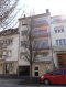 Bel appartement dans le calme du centre de Mondorf avec une vue magnifique.

L'appartement est situé dans une rue à sens unique tranquille près du centre de Mondorf. On entre dans le logement par un couloir qui connecte tous les autres espaces de vie. On y trouve un grand salon/salle à manger avec accès au balcon ensoleillé (sud-ouest), une chambre, une cuisine équipée séparée, une salle de bain moderne avec douche et un débarras pratique. Grâce aux grandes fenêtres, l'appartement apparaît lumineux et accueillant. Au rez-de-chaussée, il y a un garage fermé plus grand, qui peut également servir de cave. 
Les conditions incluent un CDI, pas d'animaux, interdiction de fumer dans l'appartement et un salaire net mensuel d'au moins 4 500 euros. Une personne est privilégiée en tant que locataire. 

Le bâtiment se trouve à seulement environ 100 m du centre de Mondorf et du célèbre spa thermal. Dans les environs immédiats, on trouve toutes les commodités, banques, pharmacies et de nombreux restaurants. La Moselle avec ses célèbres vignobles est accessible en quelques minutes en voiture. L'accès aux transports en commun est exemplaire.