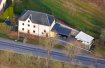 Maison individuelle Vente 2 chambres à Wiltz - 385 000 € Maison unifamiliale en très bon état
Surface habitable: +/- 170 m2
Année de construction: 1938
Terrain: 4 ares
rez-de-chaussée:
hall d'entrée
cuisine équipée avec coin repas, sortie vers terrasse
salle à manger
WC séparé
salle de bains
cave buanderie/ réserve
cave
accès vers l'étage par escalier en bois massif
1er étage:
grande surface de +- 25 m2 - living/ bureau
2 chambres à coucher (+- 9 m2/ +- 25 m2);
accès vers le grenier par trappe
Annexe :
atelier-chaufferie mazout Wolff (1997), réservoir mazout
jardin aménagé
terrasse
car port (4 emplacements dont une pour Camping-car)
informations complémentaires:
dalles en bois
sols: carrelage, parquet et laminât
fenêtres double vitrage 1991
toiture en ardoise naturelle, isolation au sol du grenier