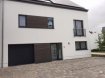 Maison Location 3 chambres à Trintange - 1 950 € Tempocasa Strassen vous propose cette maison contemporaine construite en 2016 et mise en service en 2017.
Prestations haut de gamme et chauffage écologique.
L'ascenseur permet également aux personnes à mobilité réduite de vivre confortablement dans cet immeuble.
Répartition des pièces:
Vestibul, avec armoire encastrée, WC séparé, accès au garage de l'intérieur.
Cuisine moderne entièrement équipée, vaste salon donnant sur la terrasse et le jardin.
L'escalier en pierre bleu monte au premier étage, salle de douche, salle de bain ( baignoire) 2 chambres à coucher, salle technique.
Un deuxième escalier monte au 2 ième étage où vous trouverez une grande chambre à coucher + bureau.
Les chambres à coucher disposent toutes de revêtement au sol d'un parquet en bois de chêne.