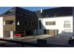 Maison Location 3 chambres à Trintange - 2 600 € Tempocasa Strassen vous propose cette maison contemporaine construite en 2016 et mise en service en 2017.
Prestations haut de gamme et chauffage écologique.
L'ascenseur permet également aux personnes à mobilité réduite de vivre confortablement dans cet immeuble.
Répartition des pièces:
Vestibul, avec armoire encastrée, WC séparé, accès au garage de l'intérieur.
Cuisine moderne entièrement équipée, vaste salon donnant sur la terrasse et le jardin.
L'escalier en pierre bleu monte au premier étage, salle de douche, salle de bain ( baignoire) 2 chambres à coucher, salle technique.
Un deuxième escalier monte au 2 ième étage où vous trouverez une grande chambre à coucher + bureau.
Les chambres à coucher disposent toutes de revêtement au sol d'un parquet en bois de chêne.