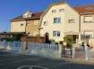 Maison Vente 4 chambres à Aumetz - 199 900 € Maison Aumetz 5 pièce(s) 115 m2,4 chambres, sous -sol , terrasse et jardinet. Au calme ,Maison mitoyenne d'environ 115m² habitables offrant:-en rez de chaussée : Hall d'entrée, cuisine indépendante équipée (15m²) , salon d'environ 20m² avec insert permettant l'accès à une terrasse d'environ 15m², salle de bains avec baignoire, douche et meuble vasque, wc séparé.-Au 1er: 2 grandes chambres parquetées (15 et 18m²)-Au 2nd: 2 chambres supplémentaires de (11 et 15m²)Sous sol complet comprenant : une chaufferie,une buanderie et un atelier.DV PVC avec volet roulant, chauffage central au gaz (chaudière au sol basse température Frisquet ), système électrique en sécurité.jardinet sur l'avant et parking facile.Mr Antonoff: 06-52-83-85-07