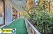 Appartement Vente 3 chambres à Metz-Queuleu - 289 000 € L’APPARTEMENT FAMILIAL HAUT DE QUEULEU. F5 122 M²
¤¤¤ UNE EXCLUSIVITE Capt’Immo ¤¤¤
Découvrez dans un ensemble résidentiel de qualité,
sur les hauteurs de Queuleu, un appartement en rez de jardin.
L’ensemble résidentiel est un havre de bien vivre, un ensemble vert et paysager sur plus d'un hectare au cœur de Queuleu, accès sécurisé, gardien-concierge et piscine chauffée
au centre de l’ensemble.
Idéal pour une famille, de part ses volumes, sa fonctionnalité et sa situation. Accès facile pour personnes à mobilité réduite.
A 400 Mètres des arrêts Mettis Cimetière de l’Est ou Félix ALCAN.
A 5 Mn du Technopole et de la rocade Est .
A 8 Mn de l’hôpital CHR de Mercy.
A 2000 Mètres de la gare.
A 2200 Mètres de Metz centre ville Cathédrale, Place de la République.
A proximité des écoles, collèges et lycées.
Ce bien a bénéficié d’une rénovation de qualité,
vous n’avez qu’à poser vos meubles.
Dès l’entrée, vous accédez à un spacieux espace d’accueil
donnant sur un superbe ensemble réception, salon, séjour,
salle à manger et cuisine équipée, indépendante.
Le tout en position traversante.
Cet espace est magnifié par les grandes baies vitrées,
complété par des terrasses au niveau des pièces de vie et des chambres, sans vis-à-vis, vue et accès direct sur les espaces verts et paysagers, privatifs au sein de la copropriété.
La cuisine agencé par une marque italienne, est un havre de convivialité.
Vous aurez plaisir à recevoir votre famille, vos amis.
Un équipement complet, une fonctionnalité top ne pourra que séduire les cuisiniers en herbe
ou cordons bleus.
L’espace jour est complété par un ensemble placard d’accueil.
La partie nuit indépendante offre 3 chambres de 12 à 14 m².
Deux salles de bains, une avec baignoire balnéo et l’autre avec une douche à l’italienne.
Deux WC complètent la partie habitation.
La qualité de finition de ce bien ne pourra que vous combler !
Double vitrage, baies vitrées coulissante sur châssis aluminium,
volet à motorisation électrique, alarme, porte d'entrée sécurisé....
L’ensemble est complété par une cave-réserve de 15 m² en accès direct par ascenseur et deux garages box en sous sol.
Un bien rare, sur un secteur recherché à découvrir sans attendre !
Honoraires d'agence à la charge du vendeur
Charge mensuelle 400,-€,
Eau froide et chaude, chauffage, ascenseur, piscine, etc, tout inclus.
66 Appartements. Syndic professionnel.
Visites 7 jours sur 7 sur RDV.
Renseignement au 06 30 55 11 48.
Capt’Immo 3,5%
Votre solution immobilière !
Moins d’honoraires ! Conseils et services en plus !