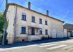 Maison Vente 5 chambres à Téterchen - 113 000 € Fermette individuelle. Proximité Teterchen: Corps de ferme individuel de bonne construction. Ce bâtiment en L se compose d'une habitation sur deux niveaux avec des dalles en béton, cave et grenier. Vous y trouverez 4 chambres, cuisine, salon, salle à manger et un bureau. De nombreuses dépendances comprenant 4 garages, écurie, atelier, grenier...