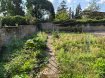 AY SUR MOSELLE : au cœur du village venez visiter cette jolie maison lorraine, comprenant une cuisine, un salon avec balcon, trois chambres, une salle de douche, un grand grenier aménageable, des dépendances, un grand garage et un jardin.