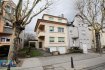 Immeuble de rapport Vente à Esch-sur-Alzette - 840 000 € -- FR --
**** SOUS COMPROMIS ****
Maison bi-familiale libre de trois cotés, construite en 1962 sur un terrain de 3,53 ares.
La maison est agencée comme suit :
Sous-sol : chaufferie, buanderie, 2 caves, 2 garages, devant chaque garage il y a la possibilité de stationner une voiture.
Rez-de-chaussée : un appartement comprenant un hall d'entrée, une cuisine, une salle à manger, une chambre à coucher, une salle de douche et un WC séparé.
1er Étage : un appartement-duplex comprenant un hall d'entrée, une cuisine, un séjour, un débarras, un Wc séparé, une chambre à coucher, une cage d'escalier vers l'étage supérieure qui comprend 3 chambres à coucher, une salle de bains, une salle de douche et un grenier.
Des travaux de transformations et modernisation sont à prévoir.
La maison est située dans une rue très calme, ayant à proximité une école primaire, des commerces, des arrêts de bus, restant juste à deux minutes des lycées et accès autoroutiers.
Les honoraires d'agence sont entièrement à charge du vendeur.
Ref agence :LVEMT10