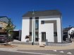 Maison jumelée Location 3 chambres à Schrondweiler - 2 200 € Belle MAISON jumelée, construite en 2016, totalement meublée.
La maison se compose comme suit:
Rdch: Hall d'entrée, W.C. séparé, Buanderie + Chaufferie, grand Living + Cuisine équipée, Terrasse, Jardin, Garage pour 2 voitures, Parking;
1er étage: Palier, 3 chambres à coucher dont 1 avec dressing, Salle de Bains + Douche;
Grenier.
