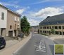 Maison Vente 6 chambres à Schengen - 730 000 € Maison à fort potentiel ? libre de 3 côtés à Schengen !
Découvrez cette spacieuse maison libre de 3 côtés située dans la charmante commune de Schengen, offrant une surface habitable de ±300 m² avec garage privatif.
À rénover, ce bien représente une opportunité unique pour investisseurs ou familles à la recherche d'un projet sur mesure.
Points forts :
? Surface généreuse avec nombreuses possibilités d'aménagement
? Projet réalisable :
- Appartement d'env. 125 m²
- Duplex d'env. 230 m²
? Maison lumineuse, bénéficiant d'une belle orientation
? Garage et espaces de rangement inclus
Situation idéale : Schengen est une localité très recherchée, connue pour son cadre de vie agréable au bord de la Moselle, à seulement quelques minutes des frontières allemande et française, et avec un accès rapide aux grands axes.
Ce bien est parfait pour un investissement locatif (création de 2 logements) ou pour une famille désirant un grand espace dans un secteur prisé.