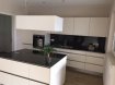 Maison Location 3 chambres à Berg(Betzdorf) - 2 500 € Tempocasa Strassen vous propose la location d'une maison unifamiliale toute neuve d'une surface habitable de + - 160 m2
comprenant 3 chambres à coucher, 2 salles de bain meublées. (salle de douche + salle de bain) Chambre parentale avec dressing .
Accès au balcon avec vue sur les champs et les forêts.
Cuisine équipée de haute qualité (y compris lave-vaisselle etc..) ouverte sur le salon et donnant sur la terrasse et le jardin.
Pièce à vivre séparée (TV) + une pièce qui pourrait servir de bureau.
Garage pour éventuellement 2 voitures (+ parking devant l'immeuble), buanderie et débarras. surface disponible 110 m2
Le bien répond aux critères énergétiques CPE BB (système de ventilation à double flux)
Chauffage au gaz (chaudière Buderus). la chaleur est répartie par le sol.