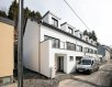 Maison individuelle Vente 4 chambres à Troisvierges - 490 000 € Voir plans sous documents
Belle maison en bois massif à ± 156 m2, Terrain 12 a et 2 Emplacements extérieurs,en bois massif 100 % écologique à ± 156 m2 de surface habitable,
garage pour 2 voiture (L3,30 sur P12,61 m) .
Détails techniques: Pompe à chaleur, géothermie, panneaux photovoltaïques, triple vitrage, VMC, Fenêtres en bois/alu, chauffage au sol.
L'offre comprend également une cuisine équipée de qualité.
La maison se compose comme suit:
RDCH : Entrée, 2 garages, local techniqu
Comprenant :
3-4 Chambres à coucher.
RDCH : Entrée, 2 garages, local technique, buanderie, WC séparé,
A l'étage : Grand séjour (possibilité de faire une 4e Chambres, Cuisine ouverte avec salle à manger.
2e Etage : 3 chambres à coucher, dont une avec salle de bains et une salle de bains.
Grenier : avec escalier escamotable.
Ref agence :452
