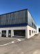Local commercial Location à Charmes - 2 500 € c.c. Local commercial, bonne visibilité . Local commercial/ professionel en zone industriel, disposant d'une bonne visibilité ainsi que d'un extérieur moderne
Le bien se divise en 2 parties lesquelles sont :
- le local commercial ( 300m2) avec possibilité d'aménager des bureaux à l'étage
- l'entrepôt, de même taille.
Bénéficiant d'un passage, ainsi que d'une devanture attrayante, ce bien saura satisfaire tous type de profils
En effet, toute demande sera étudiée
Contactez nos services pour plus de renseignements