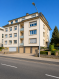 CESSANGE : Appartement 3 chambres avec jardin privatif, garage fermé et parking  
Une opportunité rare dans l'un des quartiers les plus recherchés de Luxembourg  

SIGELUX Real Estate vous propose en exclusivité ce spacieux appartement de ±103 m², situé au 136, rue de Cessange, offrant un cadre de vie privilégié à quelques minutes seulement de la Cloche d'Or, du centre-ville et des principaux axes routiers.  

L'appartement bénéficie d'une belle luminosité, d'une excellente distribution des pièces ainsi que d'espaces extérieurs privatifs particulièrement recherchés sur le marché luxembourgeois.  

Composition  
Hall d'entrée  
Séjour lumineux d'environ 30 m²  
Cuisine séparée équipée (2018) avec accès au balcon  
Possibilité de créer une cuisine ouverte  
3 chambres, dont deux avec armoires encastrées  
Salle de douche  
WC séparé  
Balcon  
Terrasse privative avec vue dégagée sur les champs  
Jardin privatif  
Cave  
Garage fermé  
Emplacement de parking privatif devant le garage  
Prestations :  
Chauffage individuel au gaz  
Chaudière remplacée en 2013  
Fibre optique installée dans l'appartement  
Double vitrage  
Parquet dans les chambres  
Disponible immédiatement  
Un véritable potentiel  

L'appartement est en bon état général mais quelques travaux de rafraîchissement permettront de le personnaliser selon vos envies et d'en accroître encore la valeur.  

Excellente nouvelle : les travaux de rénovation de la copropriété, représentant environ 200.000 €, ont déjà été votés et la quote part y relative sera payé par le vendeur.  

Un emplacement recherché  

Situé dans un environnement résidentiel calme et verdoyant, le bien bénéficie d'une excellente desserte et d'une proximité immédiate avec toutes les commodités :  

À quelques minutes de la Cloche d'Or et du centre commercial Auchan  
Accès rapide au quartier d'affaires de la Cloche d'Or et au centre-ville  
Arrêts de bus à proximité immédiate desservis notamment par les lignes 4, 13, 14 et 655, avec des connexions rapides vers la Gare Centrale, le centre-ville et les principaux quartiers de Luxembourg  
Station de tram Howald / Waassertuerm accessible en quelques minutes  
Accès immédiat aux autoroutes A4 et A6  
Écoles, crèches, infrastructures sportives et nombreux espaces verts à proximité  
À quelques minutes de l'École et Lycée Vauban, de l'International School of Luxembourg et des principaux établissements scolaires du secteur.  
Prix : 895.000 €  

Ce prix comprend :  

Appartement  

Garage fermé et 1§ emplacement de parking extérieur  

Jardin privatif  

Cave  

Un excellent rapport qualité/prix  

Avec un prix au m² particulièrement attractif pour Cessange, des espaces extérieurs privatifs, un garage, un parking et 200.000 € de travaux de copropriété déjà financés, ce bien constitue une excellente opportunité d'investissement dans un quartier en constante valorisation.  

Contact  

Bob Funck  
SIGELUX Real Estate  

T.+352 621 265 450  

Mail: bob@sigelux.lu