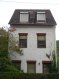 Maison Vente 3 chambres à Trier-Euren - 199 000 € Solides Haus mit Einliegerwohnung aus den 1950ern, mitten im schönen Euren, in einer ruhigen Seitenstrasse gelegen.
Im EG befindet sich eine Einliegerwohnung mit separatem Eingang und das Badezimmer. Im 1. Stock die neuwertige und moderne Einbauküche und das grosszügige Wohn-Esszimmer. Im 2. Stock befindet sich der Schlaftrackt mit 2 Schlafzimmern, 1 GästeWC und dem Zugang zum ausbaufähigen Speicher.
Selbstverständlich gehört ein schöner Garten zum Haus und ein neuer Carport (im Bau befindlich).
