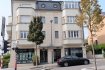 Bureau Location à Luxembourg-Belair - 2 300 € LUXEMBOURG-BELAIR, bureau avec grande vitrine situé à la rue des Dahlias, entièrement rénové et meublé. D'une surface de 60m2, au rez-de-chaussée, il est composé comme suit : grand bureau à l'entrée, armoire encastré/vestiaire, deux bureaux à l'arrière avec fenêtres, un WC séparé. Possibilité de louer une ou deux places de parking en face.
Libre le 1-04-2019
Idéal pour bureau ou profession libérale
Contact et visites : Rosalba MAITRE téléphone : 691 550 189