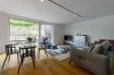 Penthouse Location 3 chambres à Luxembourg-Neudorf - 3 100 € LUXEMBOURG-NEUDORF,
A deux pas du Kirchberg et des Communautés Européennes, magnifique penthouse meublé aux finitions luxueuses, de 110 m2 habitables + 45 m2 de terrasses dans une résidence à basse énergie (classe A-A) de 2016, au quatrième et dernier étage avec ascenseur et comprenant : hall d’entrée, WC séparé, grand living (donnant sur la terrasse ) canapé ITINERAIRE, bibliothèque PIXL, de Roche Bobois, tapis, table basse, fauteuil et repose-pieds, meuble TV et TV, (Roche Bobois) parquet au sol, belle cuisine équipée moderne NOLTE avec bar, électroménagers SIEMENS, four à vapeur, four, congélateur, plaques induction, hotte intégrée, lave-vaisselle, frigo, plan de travail en