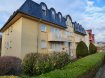 Appartement Vente 2 chambres à Remich - 425 000 € SCHAUS IMMOBILIER vous propose à la vente ce bel appartement lumineux d'une surface d'environ 83m2 sis au dernier étage de la résidence « Remus ».
L'entrée se fait par un couloir d'entrée desservant les pièces suivantes :
- Un salon/salle à manger avec du parquet au sol et un balcon d'une surface d'environ 8m2 accessible par une grande baie-vitrée.
- Une cuisine dont le sol est recouvert par du carrelage. Cette pièce se distingue également par son excellente luminosité et sa taille.
- Un WC séparé
Depuis le salon/salle à manger un hall de nuit permet d'accéder à :
- Deux chambres avec du parquet au sol.
- Une salle de bain avec vasque et baignoire.
L'appartement est complété par :
- Une cave privative d'une surface d'environ 8m2, disposant d'une prise électrique.
- Un garage individuel d'une surface d'environ 15m2.
- Une buanderie commune.
- Une penderie commune.
En ce qui concerne les équipements, il convient de souligner que :
- Toutes les fenêtres sont en double vitrage
- Le chauffage est au mazout.
Nous sommes à votre entière disposition pour tout renseignement complémentaire et une visite.
Ref agence :883072 - VA0240