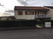 Maison mitoyenne Vente 3 chambres à Thionville-Veymerange - 361 000 € Maison mitoyenne de 130m2 située dans un lotissement calme et résidentiel.
Cette construction en plain pied surélevé comprend entrée, double séjour, cuisine moderne équipée, 3 chambres, salle de bains moderne avec douche, WC.
Au rez de jardin, une véranda climatisée de 18m2, deux chambres, une cuisine d'été, une chaufferie, un garage 2 voitures avec porte motorisée.
A l'extérieur jardin.
Chauffage individuel gaz, doubles vitrages PVC, isolation renforcée.
Aucun travaux à prévoir.