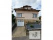 Maison Vente 3 chambres à Dudelange - 967 400 € Maison, libre de 4 cotés, avec une surface habitable d’environ 150 m2, érigée sur un terrain de 3,45 ares, composée comme suit :
Rez-de-chaussée : Hall d’entrée, WC hôtes, salon, cuisine, living/salle à manger
1ier étage : Hall de nuit, 2 chambres, 1 salle de bain, 1 bureau
Sous-sol : garage pour 2 voitures en enfilade, chaufferie/buanderie, cave
Extérieur : terrasse et jardin
Possibilité d'agrandissement étage supplémentaire) après accord communal.
La maison est de type Bungalow et nécessite des travaux de rafraichissement afin de la remettre au goût du jour.
Elle est entièrement sous-cavée, construite de façon traditionnelle vers 1954 avec dalles en béton et chauffage au gaz.
Elle se situe sur un axe principal proche du centre. Écoles et crèches se trouvent à proximité. Accès facile aux transports publics et aux grands axes routiers.
Pour tous renseignements supplémentaires ou pour convenir un rendez-vous pour une visite, veuillez nous contacter par téléphone au (+352) 691 400 705 et (+352) 691 400 706 ou par mail : info@17b.lu