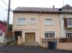 Maison mitoyenne Vente 5 chambres à Hussigny-Godbrange - 210 000 € Maison mitoyenne d'un seul côté située dans une rue calme sans passage, RDC: garage, buanderie, dégagement avec accès jardin, entrée, cuisine, salon/séjour, w-c, ETAGE: salle de bains, 4 chambres, combles (via une chambre): une grande pièce (finitions à prévoir), terrain sur l'arrière avec remise. Terrasse sur l'avant