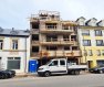 Appartement Vente 1 chambre à Kayl - 394 900 € ** APPARTEMENT 1 CHAMBRE À VENDRE **
-- FR --
** RÉSIDENCE **
Cette belle résidence à Kayl en nouvelle construction offrira 7 unités reparties sur 4 étages. Le projet répond à la fois aux hautes exigences d’architecture moderne et fonctionnelle ainsi qu’aux critères énergétiques actuels.
Classe énergétique: A
Classe d’isolation: A
Classe de performance environnementale: A
Kayl se situe à environ 5 minutes d’Esch-sur-Alzette, à 10 minutes de Belval et à 20 minutes du Luxembourg Centre-Ville. La gare est à seulement 6 minutes à pied de l’immeuble.
** APPARTEMENT **
Cet appartement situé au deuxième étage offre une surface habitable de 48,02m2, avec un balcon de +/-2.75m2.
Il est composé d’un hall d’entrée, d’un séjour avec une cuisine ouverte, une chambre et une salle de bains. Le bien est complété par une cave privative, inclus dans le prix de vente.
Situation: Centre du Kayl
Transport publics: Arrêt de bus à moins de 2min / Gare d’environ 6min à pied
Accès autoroute A3/A13 à moins de 3min
Disponibilité: 2ème semestre 2021
Emplacement de parking intérieur en supplément au prix de 25'000 €.
Possibilité d’acheter un double emplacement intérieur (en bande): 40'000 €.
Les prix indiqués comprennent la TVA à 3% (sous réserve d'acceptation par l'administration de l'enregistrement).
Pour tout complément d'information, contactez-nous au tél.: +352 621 139 988 ou par mail info@fn-promotion.lu.
Réf agence : KRDC12-1ER48
-- DE –
** RESIDENZ **
Dieser Neubau einer Residenz in Kayl bietet 7 Einheiten auf vier Etagen. Das Projekt erfüllt sowohl die hohen Anforderungen moderner und funktionaler Architektur als auch die aktuell höchsten Energiekriterien.
Energieklasse: A / Isolationsklasse: A / Umweltleistungsklasse: A
Kayl liegt etwa 5 Minuten von Esch-sur-Alzette, 10 Minuten von Belval und 20 Minuten von Luxemburg «Centre-Ville» entfernt. Der Bahnhof ist nur 6 Gehminuten vom Gebäude entfernt.
** WOHNUNG **
Die Wohnung liegt auf dem 2. Stockwerk und bietet eine Wohnfläche von +/-48.02m2, sowie auch einen Balkon von +/-2.75m2.
Die Wohnung setzt sich folgend zusammen: einem großen Wohnzimmer mit offener Küche, ein Schlafzimmer und einem Badezimmer. Durch einen Keller wird diese Wohnung vervollständigt, dieser ist im Preis enthalten.
Lage: Kayl Zentrum
Öffentliche Verkehrsmittel: Bushaltestelle weniger als 2 Gehminuten / Bahnhof ca. 6 Gehminuten
Autobahnanbindung: A3 / A13 sind 3 min entfernt.
Verfügbarkeit: 2. Semester 2021
Garagenstellplatz kostet weitere 25’000€
Ein doppelter Garagenstellplatz kostet weitere 40’000€
Die angegebenen Preise enthalten 3% Mehrwertsteuer (vorbehaltlich der Annahme durch die Registrierungsverwaltung).
Für weitere Informationen kontaktieren Sie uns telefonisch unter +352 621 139 988 oder per E-Mail unter info@fn-promotion.lu
Referenz : KRDC12-1ER48