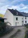 Maison Vente 3 chambres à Waldrach - 299 000 € Gemütliches kleines ehemaliges Bauernhaus (ca 1900) in einer ruhigen Sackgasse nahe der Ruwer gelegen . Das einseitig angebaute Objekt wurde 2018 / 2019 schadstoffarm teilsaniert (Wasserleitungen+ teils Elektro) .
Vom Eingangsbereich gelangen Sie in den Keller und über 3 Stufen in die erste Wohnetage, in der sich eine große Küchet , das Wohnzimmer und der direkte Zugang zum Garten befindet. Ein grosszügiger Zwischenboden bietet Abstellmöglichkeiten. Die originale Holztreppe führt ins 1 Ober- und Dachgeschoss: Hier erwarten Sie zwei Schlafzimmer mit ca 14qm und ein kleines Zimmer mit ca 5,5qm, sowie das neue moderne Tageslichtbad , ausgestattet mit Wanne und Dusche. Ein Gäste WC befindet sich im Eingangsbereich.
Das Haus ist mit doppelverglasten Fenstern ausgestattet, beheizt wird mit einer Ölzentralheizung.
Das Dach ist teils Schiefer, teils Eternit.
Hinter dem Haus finden wir den grosszügigen Garten, eine ehemalige Garage (jedoch ohne Zufahrtsmöglichkeit) welche als Werkstatt oder Abstellraum für Gartenmöbel genutzt werden kann.
Kein zugehöriger Stellplatz, jedoch sind öffentliche Stellplätze zur Nutzung vorhanden.
Einfamilienwohnhaus Baujahr: um 1900
Erdgeschoss, Obergeschoss und nicht ausgebautes Dachgeschoss.
- Bad komplett neu mit Dusche und Badewanne , große Einbauküche
Grundstücksgröße: ca. 505 m2
Wohnfläche: ca. 120,00 m2
3,5 Zimmer, Küche, Bad, Gäste-WC – großer Garten, Terrasse
Kein zugehöriger Stellplatz, jedoch sind öffentliche Stellplätze zur Nutzung vorhanden. Ölheizung mit 2x 2000-L-Tanks
Der im unteren Ruwertal gelegene Weinort Waldrach, mit einer Gemarkungsgröße von rund 1.200 ha, davon etwa 70 ha Weinberge, kann auf eine fast 2.000 jährige Geschichte zurückblicken.
Waldrach ist ein anerkannter Erholungsort im Ruwertal. Die Gemeinde Waldrach verfügt über eine sehr gute Infrastruktur. Lebensmittelgeschäfte, ein Allgemeinarzt, Apotheke und Bildungseinrichtungen sind in Waldrach vorhanden. Mehrere Restaurants und Weinlokale laden zum gemütlichen Beisammensein ein. Der Ort bietet mehrere Freizeitmöglichkeiten sowie ein reges Vereinsleben. Die Entfernung nach Trier beträgt ca. 12 km, zur Universität ca. 9 km. Es besteht eine regelmäßige Busanbindung. Waldrach hat etwa 2.000 Einwohner.