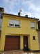 Maison mitoyenne Vente 3 chambres à Ettelbruck - 650 000 € MAISON mitoyenne construite sur un terrain de 2.38 ares, situation calme, chauffage au Gaz, Jardin, Terrasse.
Rdch: Hall d'entrée, W.C. séparé, Cuisine équipée + Living, Balcon, Garage pour 1 voiture;
1er étage: Palier, 3 grandes chambres à coucher, Salle de bains + douche;
2ème étage: Grenier aménageable;
Sous-Sol: Bureau, Buanderie + Chaufferie, Living donnant sur la terrasse et le jardin.
Dalles en béton, état impéccable.
