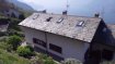 Maison Vente 2 chambres à vestreno - 210 000 € Maison de vacances à vendre au Lac de Côme (I)
Descriptif
Dans un complexe de cinq maisons de campagne sis in condominium, dans un cadre verdoyant, sur les hauteurs de DERVIO au lieu dit localité COMUN à vendre, maison de vacances mitoyenne, en parfait état, avec vue imprenable sur le lac de Come.
Pied à terre idéal pour les amoureux de sports aquatiques et randonnés en haute montagne souhaitant profiter de séjours tout confort.
Maison d’environ 126 m2 habitables possédant les équipements suivants :
Au RCH
petit Hall d’entrée ;
cuisine équipée (8m2) gazinière, four, lave-vaisselle, frigo, congélateur, hotte, micro-onde ;
séjour (30m2) avec vue sur lac, coin repas, feu ouvert, sortie sur balcon ;
salle de bains / WC (6m2) avec baignoire, lavabo ;
balcon (10m2) marquise
À l’étage
mezzanine (11m2),
deux petites chambres (8m2 chacune)
À l’étage semi-enterrée
pièce de vie (31m2) avec sortie sur terrasse et espace vert ;
salle de bains / WC (7m2) avec douche, lavabo, machine à laver
cave/rangement (7m2)
Terrasse à l’étage inférieure, avec espace vert adjacent (60m2)
Garage fermé se prêtant pour une voiture et une moto au niveau du RCH
Année de construction 1992
Production d’eau chaude et chauffage via chaudière murale au gaz.
Pour plus d'informations, veuillez nous contacter au 26543148.