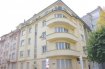 Appartement Vente à Strasbourg - 215 000 € Dans le quartier des XV, à deux pas de l'Orangerie dans un environnement calme et facile d'accès pour le stationnement. Proche de l'esplanade, du campus universitaire, des transports en commun et des commerces. Dan un bel immeuble 1950, au 1e étage, venez visiter ce 2 pièces de 55m2, parquet chêne, bien agencé, se compose d'une entrée, d'un grand séjour lumineux, d'une chambre, d'une cuisine équipée avec balcon et d'une salle de bains avec baignoire et WC. Le logement dispose d'une cave.Le chauffage est collectif au gaz, chaudière DE DIETRICH.Les fenêtre sont équipées de double vitrage performant.Les charges de copropriété s'élèvent à environ 1500 euros|anDes réfections des parties communes sont prévues et ne seront pas à la charge du nouvel acquéreur.Prix: 215 000 euros HAI (Honoraires 3,86%)