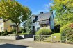 Maison individuelle Vente 3 chambres à Kayl - 1 295 000 € immohub, votre partenaire immobilier à Kayl, a le plaisir de vous présenter cette magnifique maison unifamiliale libre de quatre côtés, construite en 1989.
Nichée dans un quartier résidentiel paisible, sans trafic de passage, cette propriété séduit par son cadre de vie verdoyant et son vaste terrain arboré de 19 ares 50 centiares, agrémenté d'un étang, d'un potager et d'une charmante dépendance type chalet.
Offrant une surface habitable d'environ 145 m² pour une surface brute totale de 261 m², cette maison lumineuse et bien entretenue combine espace, confort et sérénité, dans un environnement naturel privilégié.
La maison se compose comme suit :
Rez-de-chaussée (Hauteur sous plafond : 2,51 m)
-Hall d'entrée : 11,90 m²
-Spacieux double séjour de 52,80 m² avec cheminée ouverte et accès direct au jardin
-Chambre I / Bureau : 9,90 m² avec sortie sur balcon d'environ 4,10 m²
-Cuisine indépendante entièrement équipée : 18,20 m² avec accès au jardin
Étage (R+1)
-Hall de nuit : 3,90 m²
-WC séparé : 2,25 m²
-Salle de douche : 7,35 m² avec sanitaires encastrés
-Chambre II : 15,20 m²
-Chambre III : 22,70 m²
Sous-sol (R-1) (Hauteur sous plafond : 2,24 m)
-Hall de cave : 11,15 m²
-WC séparé : 1,90 m²
-Buanderie : 14,35 m²
-Cave : 8,55 m²
-Local technique : 5,40 m²
-Atelier : 13,40 m²
-Garage double : 32,30 m²
-Débarras : 5,25 m²
Grenier accessible par trappe : environ 25 m²
Extérieurs & Dépendances :
La propriété bénéficie d'une dépendance type chalet, comprenant un espace de rangement ou garage idéal pour les machines de jardin. Le vaste jardin arboré, soigneusement entretenu, offre un cadre idyllique pour les amoureux de nature et de tranquillité.
Informations complémentaires :
-Année de construction : 1989
-Surface brute : +/- 261 m² / Surface habitable : +/- 145 m²
-Double vitrage PVC avec volets manuels
-Orientation : Nord
-Chauffage au gaz - chaudière Buderus (2023)
-Dalles en béton
-Porte de garage motorisée
-2 emplacements extérieurs + 2 emplacements intérieurs
-Charges mensuelles : environ 400 €
-Proximité immédiate de toutes commodités et de la nature
Un cadre de vie exceptionnel :
Cette maison d'architecture élégante allie le charme d'une construction solide à la quiétude d'un environnement verdoyant. Son immense terrain, sa luminosité naturelle et ses espaces généreux en font un bien rare sur le marché.
