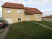 Maison Location 3 chambres à Germonville - 865 € c.c. Entrée avec placards, cuisine avec éléments intégrés (plaque de cuisson vitrocéramique, hotte) ouverte sur salon-séjour avec accès terrasse carrelée, toilettes. A l'étage (demi-niveau), 3 chambres avec placards, salle de bains (baignoire et douche à l'italienne), toilettes. Une pièce au sous-sol pouvant faire office de chambre comme de bureau, chaufferie avec coin buanderie, grand garage avec accès jardin. Chauffage par géothermie, réversible. Grand jardin notamment clos à l'arrière, terrasse. Prise PTT et TV dans chaque chambre. Belles prestations. Tranquillité assurée. Libre aux environs du 20 Avril 2020.