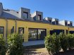 NOUVEAU : 1ère occupation : Maison à louer à Roeser - 3 chambres, bureau, jardin, terrasse, double garage - Classe A

À LOUER > Nouvelle maison avec jardin et double garage à Roeser

Située dans un environnement résidentiel calme dans la commune recherchée de Roeser, cette nouvelle maison offre un cadre de vie idéal à proximité immédiate de la ville de Luxembourg.

Description :

La maison se compose de :

Grand salon lumineux
Cuisine ouverte entièrement équipée avec accès à la terrasse
3 chambres
1 bureau / espace de travail à distance
2 salles de douche
Jardin privé
Terrasse
Garage fermé pour 2 voitures

Caractéristiques :
Nouvelle maison
Classe énergétique A
Très bonne performance énergétique
Environnement calme
Accès rapide à la ville de Luxembourg
Localisation - Roeser
Proximité de la ville de Luxembourg
Accès rapide aux routes autoroutières
Quartier résidentiel recherché
Commodités à proximité
Disponibilité : À convenir

Conditions :
Idéal pour un couple ou une famille (max. 2 enfants)
Bail minimum de 2 ans

Contact et visites : bob@sigelux.lu - +352 621 265 450

Veuillez envoyer un dossier complet pour toute demande de visite :

Situation professionnelle
Revenu
Nombre d'occupants
Date de début souhaitée et durée