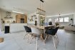Maison mitoyenne Vente 4 chambres à Clemency - 1 095 000 € immohub, votre partenaire dans l'immobilier à Clemency, a le plaisir de vous proposer une maison unifamiliale mitoyenne achevée en 2018 sur un terrain de 2,41 ares.
Avec ses 4 chambres à coucher, 2 emplacements intérieurs, 3 emplacements extérieurs, ainsi qu'un jardin et une terrasse, cette maison est parfaitement conçue pour accueillir sa nouvelle famille.
Composition du bien :
Rez-de-chaussée (HSP : 2,34 m) :
-Hall d'entrée : 15,10 m2
-WC séparé : 1,85 m2
-Local technique (Chaudière Viessmann 2018) : 4,00 m2
-Buanderie avec douche : 13,00 m2
-Garage pour deux voitures (Porte motorisée Hörmann) : 41 m2
R+1 / Rez-de-jardin (HSP : 2,59 m) :
-Hall : 1,90 m2
-Double séjour avec cuisine équipée ouverte et bureau : 64,00 m2
-Sortie sur terrasse : 23,15 m2 et jardin : 40,00 m2
R+2 (HSP : 2,50 m) :
-Hall de nuit : 4,40 m2
-Chambre I : 12,60 m2
-Chambre II avec garde-robe sur mesure : 14,35 m2
-Chambre III : 13,75 m2
-Chambre IV : 13,45 m2
-Salle de douche (WC, lavabo double vasque, douche) : 6,30 m2
R+3 (Grenier accessible via trappe) :
-Surface au sol : 45 m2
-Surface pour une hauteur de 1,80 m : 18,20 m2
Détails :
-Année de construction : 2014-2018
-Chauffage : Gaz / Chauffage au sol (RDC et R+1) / Radiateurs (R+2)
-Fenêtres : Triple vitrage / Châssis en PVC / Jalousies orientables électriques / Moustiquaire sortie jardin / VELUX triple vitrage avec volets électriques
-Ventilation : VMC Zehnder
-Sécurité : Système d'alarme
-Autres équipements : Adoucisseur d'eau, panneaux photovoltaïques + borne
-Revêtements : Carrelage et carrelage imitation parquet
-Cuisine : Kichechef avec électroménager SIEMENS (Four, micro-ondes, réfrigérateur, congélateur, lave-vaisselle)
-Dalles en béton
-CPE : B/C
-Orientation : Nord
-Surface habitable : +/- 150 m2
-Surface brute : +/- 250 m2