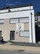 Maison jumelée Vente 4 chambres à Mersch - 879 000 € Magnifique maison de 175 m2, idéalement située dans une cité résidentielle à Mersch. Bâtie sur un terrain d'environ 2 ares, cette propriété bénéficie d'un environnement calme, agréable et discret. Construite en 2012, cette propriété se compose ainsi : Au rez-de-chaussée, retrouvez une entrée desservant plusieurs pièces dont une salle de douche, chambre à coucher, une buanderie et un espace de rangement.
Au premier étage : salon-living avec de grandes baies vitrées ouvert sur une cuisine entièrement équipée et une terrasse d'environ 20 m2, idéalement orientée (nord-ouest) donnant sur le jardin.
Au deuxième niveau, retrouvez 2 chambres à coucher, une salle de bain avec baignoire ainsi qu'un WC séparé, un grand balcon d'à peu près 10 m2 orientée sud. Au dernier étage, retrouvez une grande chambre en plus d'un espace de rangement.
Un garage et un emplacement extérieur qui ne sont pas annexés à la maison s'additionnent à ce bien. EQUIPEMENTS ET PRESTATIONS ' Fenêtres double vitrage ' Chauffage au gaz ' Jardin facile et rapide d'entretien ' Abris de jardin en maçonnerie.
La disponibilité est à convenir.
Ref agence :141