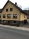 Maison individuelle Vente 4 chambres à Clervaux - 645 000 € Spacieuse maison individuelle à vendre dans le village de Clervaux.
Rdch;
- cuisine équipée neuve moderne avec coin repas
- séjour
- stuff
- 1 chambre à coucher
- salle de bain avec douche, wc, lavabo, fenêtre
1er étage:
- 3 chambres à coucher
- salle de bain avec douche, wc, lavabo, vélux.
Grenier aménageable.
Sous-sol:
- buanderie
- chaufferie, chaudière récente
- cave
- garage 2 voitures.
Extérieur:
- terrasse
- garage séparé avec carport.