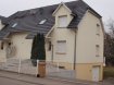 Maison Location 3 chambres à Rosenau - 1 180 € c.c. Maison type F5 à louer à Rosenau . Maison récente de type F5, jumelée d'un côté, avec jardin, d'une surface de 90m2 habitables (100m2 au sol) + sous-sol de 50 m2. Elle comprend: une entrée, un salon-séjour de 30m2 avec grand balcon surplombant le jardin, une cuisine équipée, 3 chambres, salle de bains (douche + baignoire) avec WC et second WC indépendant. Sous-sol avec garage, cave et buanderie. Plusieurs places de parking, jardin, chauffage central au gaz. Excellent état, lumineuse et fonctionnelle. Disponible le 12 novembre