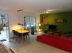 Appartement Location 1 chambre à Wintrange - 1 200 € Texte français ci-dessous.
Modernes Appartement mit grosser Terrasse in Wintrange bei Schengen
Die hochwertige Residenz mit 3 Einheiten wurde 2017 erbaut. Das Appartement liegt Erdgeschoss und hat eine grosse , ruhige Terrasse nach hinten raus.
Man betritt die Wohnung durch einen Flur, der alle weiteren Räumlichkeiten miteinander verbindet. Es gibt ein grosses Ess/Wohnzimmer mit Zugang zur grossen, Terrasse, eine grosse offene, moderne Küche, ein modernes Bad mit italienischer Dusche, ein GästeWC, eine Waschküche mit Abstellplatz und 1 Schlafzimmer mit Zugang zur Terrasse. Das Appartement präsentiert sich absolut neuwertig. Dreifachverglasung, Fussbodenheizung, die im Sommer auf Kühlung gestellt werden kann, Internet/Fernseh ( Glasfaser ) in mehreren Räumen und ein kontrolliertes Lüftungssystem. Im Erdgeschoss finden sich eine private Garage mit Kellerraum. Tiere sind nicht gestattet. Nur für Nichtraucher. Ein unbefristeter Arbeitsvertrag (CDI) und ein monatliches Mindeseinkommen von Euro 3.500 netto sind Vorraussetzung.
Wintrange gehört zu den kleinen Perlen an der Mosel, zwischen Schengen und Remich, mitten in den berühmten Weinbergen. Alle Einkaufsmöglichkeiten sind in wenigen Autominuten zu erreichen, sowie alle Schulen und Sportangebote. Das Dorf ist gut ans Busnetz angeschlossen und die Autobahnauffahrt Luxemburg-Saarbrücken nur einige Kilometer entfernt. Direkt neben dem Gebäude gibt es einen öffentlichen Parkplatz. Die Mosel mit ihrem grossen Freizeitangebot ist in unmittelbarer Nähe.
Appartement modern avec terrasse à Wintrange près de Schengen.
La résidence haut de gamme à 3 unités a été construite en 2017. L’appartement au RDC et dispose de une grande terrasse très calme.
L’entrée spacieuse de l’appartement relie toutes les autres pièces entre-elles. L’appartement comprend un grand salon/salle à manger avec accès à une terrasse ensoleillée et spacieuse, une grande cuisine ouverte et moderne, une salle de bains contemporaine avec douche italienne, un WC séparé, une chambre à coucher, une buanderie avec débarras. L’appartement se trouve dans un état absolument neuf. Il est équipé de triple vitrage, de chauffage au sol qui peut fonctionner comme système de refroidissement en été, de TV/internet par fibre optique dans plusieurs pièces et d’une ventilation contrôlée. Au rez-de-chaussée se trouve un garage privé avec une cave. La résidence est équipée d’un ascenseur. La tenue d’animaux domestiques n’est pas permise. Un contrat de travail à durée indéterminée (CDI) et un revenu mensuel minimum de 3500€ net sont de rigueur.
Wintrange situé entre Schengen et Remich est une des petites perles de la Moselle au beau milieu des vignobles mosellans réputés. Tous les commerces, écoles et offres sportives sont accessibles dans quelques minutes en voiture. Le village est bien connecté au réseau de bus public et l’accès sur l’autoroute de la Sarre se trouve à quelques kilomètres. Un parking public se situe directement à côté de l’immeuble. La Moselle avec ses offres de divertissement est à proximité immédiate.