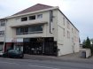 Appartement Location 2 chambres à Yutz - 725 € c.c. YUTZ CENTRE, AU 1ER ETAGE D'UN IMMEUBLE RENOVE APPARTEMENT TYPE F3, 78.11 m2, COMPRENANT HALL D'ENTREE, UNE CUISINE EQUIPEE, UN SALON, UNE LOGGIA, 2 CHAMBRES, SALLE DE BAIN EQUIPEE, WC SEPARE, PLACE DE PARKING PRIVATIVE, CAVE.
CHAUFFAGE INDIVIDUEL AU GAZ
LOYER : 670 euros CHARGES : 55 euros DPE : C-126 D-29
DISPONIBLE A PARTIR DU 1er AOÛT 2019
FRAIS D'AGENCE REDUITS 335 EUROS
Ref agence :6457
