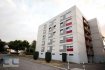 Appartement Vente 3 chambres à Dudelange - 460 000 € Bel appartement, spacieux et bien agencé, se compose de trois chambres à coucher, d'une salle de douche, d'un wc séparé, d'un grand salon ' salle a manger, d'une cuisine équipée avec un balcon.
Une cave et un garage fermé font également partie de ce bien.
Cet appartement se situe du coté postérieur à la route principal.
Le balcon à une vue sur un jardin et une surface commune, idéal pour famille avec des enfants.
Situé a proximité d'une l'école, de l'arrêt de bus, des commerce de proximité et a cinq minutes a pied du centre ville.
Disponible a convenir.
Les honoraires d'agence sont entièrement à charge du vendeur.
Ref agence :DCVZ61_4