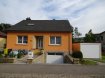 Maison individuelle Vente 3 chambres à Mondorf-Les-Bains - 790 000 € Texte français ci-dessous.
Zentral gelegenes, freistehendes Haus mit viel Sonne.
Das Haus liegt sehr zentral in Mondorf-les-Bains. Im Erdgeschoss verbindet die Eingangshalle alle weiteren Räumlichkeiten. Die derzeitige Aufteilung bietet ein Schlafzimmer, ein Wohnzimmer, eine Wohnküche mit sonnenverwöhnter Veranda, ein rezentes grosses Badezimmer mit Dusche und Badewanne, sowie ein Büro. Durch die Veranda gelangt man in den ersten Stock. Hier befinden sich 2 Schlafzimmer, ein Speicherraum, der ebenfalls noch ausgebaut werden könnte und eine Toilette. Im Keller liegt die grosse Doppelgarage für 2 Autos, ein Weinkeller, ein Vorratskeller und die Waschküche mit der Gaszentralheizung. Von hier aus gelangt man in den angelegten Garten hinter dem Haus. Rechts neben dem Haus befindet sich eine weitere Garagenbox.
Das Haus befindet sich in einem ordentlichen Zustand, die Fenster sind doppelt-verglast, die Fassade wurde neu gestrichen.
Das Haus kann erst notariell verkauft werden, wenn der Eigentümer ein geeignetes Appartement mit Garagenplatz, Balkon und Aufzug im Zentrum von Mondorf-les-Bains gefunden hat.
Mondorf-les-Bains gehört zu den beliebtesten Gemeinden an der Mosel und bietet den Einwohnern ein hohes Maß an Wohnqualität. In Sachen Bildung, Sport, Freizeitangebot, Einkaufsmöglichkeiten und Kulturangebot gibt es nichts Vergleichbares in der Region. Die Verkehrsverbindungen ins umliegende Ausland und in die Hautstadt sind exzellent. Die berühmten Weinberge und die romantische Mosel liegen unmittelbar vor der Tür...Hier wohnen, wo andere Urlaub machen...
Maison ensoleillée en situation centrale et libre des 4 côtés.
Au rez-de-chaussée toutes les pièces sont accessibles par le biais du hall d’entrée. La répartition actuelle offre une chambre à coucher, un salon, une cuisine d’habitation avec véranda ensoleillée, une grande salle de bains récente avec douche et baignoire, ainsi qu’un bureau.
A partir de la véranda, on atteint le 1er étage où se situent 2 chambres à coucher, un WC et un débarras aménageable. Dans la cave on a un garage pour 2 voitures, une cave à vin, un cellier et une buanderie avec le chauffage central au gaz. Cette pièce donne accès au jardin aménagé derrière la maison. Un garage supplémentaire préfabriqué se situe à droite de la maison.
La maison se trouve dans un état convenable, les fenêtres sont à double vitrage et la façade a été repeinte.
La maison ne peut être vendue par acte notarié qu’à partir du moment où le propriétaire a trouvé un appartement approprié avec garage, balcon et ascenseur au centre de Mondorf-les-Bains.
Mondorf-les-Bains appartient aux communes privilégiées situées non loin de la Moselle et offre une qualité de vie très élevée à ses habitants. En matière d’éducation, d’activités sportives, de loisirs, de commerces et d’offres culturelles on ne trouve pas mieux dans la région. Les raccordements routiers aux pays voisins et les transports publics vers la capitale sont excellents. La Moselle romantique avec ses vignobles réputés sont à proximité immédiate…. Vivre ici où d’autres passent leurs vacances…..