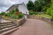 Bungalow Vente 4 chambres à Kyllburg - 349 000 € Einfamilienhaus in ruhiger Wohnlage mit besonderer Aussicht.
Dieses mit viel Geschmack in 2012 kernsanierte Einfamilienhaus mit 3 Schlafzimmern und Büro/Kinderzimmer befindet sich auf einem +/- 1750 m² großen Grundstück in ruhiger sonniger Lage am Ortsrand von Kyllburg.
Raumaufteilung des Erdgeschosses:
- 2 große Schlafzimmer,
- 1 Kinderschlafzimmer/Büro
- 1 Badezimmer
- offene sehr hochwertige Küche mit Ess-und
Wohnbereich und Zugang zur Terrasse und die
grosszügige Gartenanlage
Raumaufteilung des Obergeschoßes:
- 1 Schlafzimmer mit Umkleide
- 1 Badezimmer
- Gallerie
- Speicher mit Sauna
Im Keller ist Platz für 1 Pkw, 1 großzügiger Waschraum und 2 Abstellräume. In der Auffahrt ist Platz für 3 weitere Pkw.
Das Haus verfügt teilweise über Fußbodenheizung und wird mittels Gasheizung beheizt. Die zweifachverglasten Fenster sind mit elektrischen Außenjalousien ausgestattet sowie teilweise mit Fliegengittern.
Es wird vor allem Naturfreunde begeistern, die Ruhe und sonnige Momente suchen, oder eine Familie mit älteren Kindern.
Virtueller Rundgang: www.photolys.org/Immobilier/RE_MAX/Kyllburg/Kyllburg.html
Ref agence :2234517