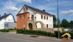 Maison Vente 5 chambres à Sanem - 1 399 000 € F&N Promotion vous propose une belle maison unifamiliales construite dans un style moderne, situé à Sanem, libre de 4 côtés, dans un quartier calme et proche de toutes commodités.
La maison se compose comme suite:
Au sous-sol, 2 garages pour 2 voitures, un grand bureau admirable, salle de douche, salle de gym, cellier, cave à vin, grande cave et chaufferie.
Au rez-de-chaussée: grand hall représentatif avec vestiaire, très grand living lumineux avec une cuisine équipée ouverte et salle à manger, débarras, bibliothèque, ainsi qu’un WC sép. L'accès sur la véranda avec une aire pour barbecue se fait aussi bien du living /cuisine. Un beau jardin bien aménagé se trouve à l'arrière de la maison.
Au 1er étage: 3 grandes chambres à coucher dont une avec grand salle de bain avec WC sép., Dressing et accès sur la terrasse avec une vue magnifique. Les autres chambres ont aussi une salle de douche séparée, un avec Loggia.
Cette maison est dans un état bien entretenu!
Pour tout renseignement ou pour convenir d’un éventuel rendez-vous, veuillez nous contacter au (+352) 621 139 988 ou au (+352) 621 294 299
Réf agence: SN-MA05
-----------
F&N Promotion bietet Ihnen ein schönes Einfamilienhaus in Sanem, in einem modernen Stil gebaut, von allen 4 Seiten freistehend, in einer ruhigen Gegend und in der Nähe zu allen Annehmlichkeiten.
Das Haus setzt sich wie folgt zusammen:
Im Kellergeschoss befinden sich zwei Garagen für zwei Autos, ein bewunderswertes Büro, Badezimmer, Fitnessraum, Weinkeller, Vorratsraum, sowie auch ein großer Keller und ein Raum für Hauswirtschaften.
Im Erdgeschoss befindet sich der Eingang mit Garderobe. Ein helles, auffälliges Wohnzimmer mit offener Küche, Esszimmer und Abstellraum. Eine Bibliothek und eine Gäste-WC finden hier auch Platz. Der Zugang zur außergewöhnlichen Verana mit Grillplatz ist durch das Wohnzimmer/die Küche zu erreichen. Ein hübscher Garten befindet sich auf der Rückseite des Hauses.
Im 1. Stockwerk befinden sich 3 große Schlafzimmer, eines mit großem Badezimmer, separatem WC, Dressingsowie auch Zugang zur Terrasse mit herrlichem Blick auf eine grüne Landschaft. Die anderen beiden Schlafzimmer haben ebenfalls ein separates Badezimmer, eins davon auch Zugang zur Loggia.
Das Haus befindet sich in einem sehr guten und gefplegten Zustand!
Für weitere Informationen oder ein eventuellen Besichtigungstermin, kontaktieren Sie uns bitte unter folgenden Nummern: (+352) 621 139 988 oder (+352) 621 294 299
Referenz: SN-MA05