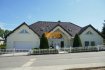 Villa Vente 5 chambres à Schifflange - 2 300 000 € Belle Villa d'une surface totale de +/- 550 m2 située sur un terrain de 9a95 dans une rue calme de Schifflange.La Villa dispose de :Sous-sol : La cave est divisée en plusieurs pièces : Grande cave à vin (température réglable), salle de jeux, 1 sauna + salle de bain, 1 pièce utilisée comme fitness, chaufferie et 1 grande pièce utilisable comme buanderie ou stockage.Rez-de-chaussée : Grand hall d'entrée avec vestiaire et WC séparé, cuisine équipée avec débarras, grand salon/salle à manger + feu ouvert, chambre/bureau, 1 grande chambre à coucher avec salle de bain, terrasse, jardin et grand garage pour 2 voitures.Etage1 - Mezzanine: Grand palier avec coin bureau, 3 chambres à coucher, 3 salles de bain + WC, 1 débarras/dressing et balcon.2 des 3 chambres à coucher disposent de leur propre salle de bain.La Villa est un objet particulier. Absolument à voir.La villa se trouve dans une rue calme et sans issue de Schilfflange.