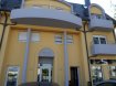 Appartement Vente 2 chambres à Frisange - Prix sur demande LUXPROIMMO vous présente à la vente ce bel appartement idéalement situé à Frisange au 1er étage d'une résidence avec ascenseur et disposé comme suit:
Hall d’accueil, réserve avec emplacement lave-linge, wc séparé, salle de bains, cuisine équipée indépendante, spacieux living avec accès au balcon et 2 belles chambres à coucher.
Au sous-sol: cave privée, buanderie commune et emplacement de parking.
Prix à discuter!