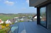 Penthouse Vente 4 chambres à Rameldange - 1 650 000 € Vue imprenable depuis votre salon et depuis les terrasses sur la vallée. Magnifique penthouse/duplex exceptionnel dans une maison bi-familiale très haute-gamme en construction, ouvert des 4 côtés. Suite parentale de plus de 40 m², le salon et la cuisine a sa propre terrasse. Surface habitable de 200 m² plus les terrasses et une grande cave ! Surface de vente de 225 m² et surface totale est 250 m².
Ascenseur directe dans la maison sur les deux niveaux. Salon / salle à manger / cuisine de 83 m² avec cheminée et la climatisation.
Très élégante cuisine