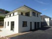 Appartement Location 3 chambres à Didenheim - 1 190 € DIDENHEIM sur les hauteurs et au calme, dans une Résidence de STANDING NEUVE comprenant 5 Logements, venez découvrir cet Appartement F4 de 93m² en Rez de Jardin avec ses prestations haut de gamme.
Vous entrez dans une Pièce de vie Lumineuse de 32m² avec Cuisine Equipée et Ouverte et donnant accès à la Terrasse de 13m² ainsi qu'à son Jardin.
Vous disposez pour cet Appartement de 3 Chambres de 10 et 11m², d'une Salle de Bain avec Double Vasques et Baignoire et d'un wc séparé.
Vous avez également un Garage avec porte isolée et motorisée et une place de parking.
Cet Appartement a son accès individuel et son extérieur cloturé.
Disponibilité au 1er septembre
