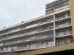 METZ HYPER CENTRE, rue de l'Abreuvoir

Idéal pour investisseur ou PRIMO ACCEDANT,  SPACIEUX et LUMINEUX 2 pièces (71 m2) au 2ème étage avec ASCENSEUR d'un immeuble parfaitement entretenu.

Il se compose d'une entrée avec placard, un salon-séjour donnant sur balcon, une cuisine équipée et intégrée (plaque induction, four, lave-vaisselle, réfrigérateur), chambre avec placard et accès balcon, salle d'eau, wc séparé.

Une très bonne isolation phonique est en place avec l'installation de baies vitrées à double vitrage phonique et énergétique installées en 2016. Le mur du salon a également été isolé phoniquement. Toutes ces améliorations contribuent à sa très bonne notation énergétique.

Le bien dispose également d'UNE CAVE et d'UNE PLACE DE PARKING EN SOUS-SOL

Chauffage collectif gaz

Date de réalisation du diagnostic : 01/04/2026
Montants estimés des dépenses annuelles d'énergie pour un usage standard : entre 930 € et 1310 € par an.
Prix moyens des énergies indexés sur l'année 2021.2022.2023 (abonnements compris)
Consommation énergie primaire : 172 kWh/m²/an. (E)
Consommation énergie finale : 15 kwh/m2/an (E)

Les honoraires sont à la charge du vendeur

A propos de la copropriété :
Pas de Procédure en cours
Nombre de lots principaux : 30 lots principaux
Charges prévisionnelles annuelles : 3655€
Charges trimestrielles : 913 €/trimestres

Les informations sur les risques auxquels ce bien est exposé sont disponibles sur le site Géorisques : www.georisques.gouv.fr