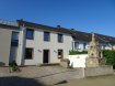 Maison Location 3 chambres à Burmerange - 2 300 € Texte français ci-dessous. CDI erforderlich, keine gewerbliche Nutzung möglich! Minimum Mietdauer 2 Jahre
Traumhaftes und modernes Wohnen mitten in der Natur.
Im Erdgeschoss befindet sich das helle und grosse Wohnzimmer mit offener und luxuriöser Küche und direktem Zugang zum Garten. Des Weiteren gibt es ein grosses Schlafzimmer mit Platz für einen begehbaren Dressing und ein modernes Badezimmer. Auch einen Hausarbeitsraum mit Waschmaschinenanschluss findet man hier, sowie den Zugang zur Garage.
Die erste Etage erreicht man über ein wunderschönes Treppenhaus mit viel Licht. Hier gibt es 2 weitere Schlafzimmer und ein grosszügiges Badezimmer mit Dusche und Wanne. Das ganze Haus ist sehr hell und modern ausgerichtet, die Terrasse liegt auf der Südseite und ein seitlicher Feldweg führt direkt in die Natur. Ideal für Wanderer und Sportbegeisterte.
Das Gebäude verfügt über einen Energiepass A/A und zählt somit als Passivhaus, was die Unterhaltskosten sehr niedrig hält. Alle Rollläden sind elektrisch und die Räumlichkeiten verfügen über Designleuchten. Ein Traumhaus zum modernen und energiebewussten Wohnen.
Es gibt selbstverständlich einen Keller, der sich hervorragend als Weinkeller eignet und zwei weitere Aussenstellplätze .
Nichtrauer erwünscht.
Logement moderne de rêve en pleine nature.
Au rez-de-chaussée se situe le grand salon clair et lumineux avec cuisine ouverte de luxe et accès direct au jardin. En outre, on y trouve une grande chambre à coucher avec assez d'espace pour un dressing, une salle de bains moderne, un local de travail équipé d'un raccordement pour machine à laver, ainsi que l'accès au garage.
Le 1er étage est atteint pas une cage d'escalier magnifique avec beaucoup de lumière. On y trouve 2 chambres à coucher supplémentaires et une salle de bains spacieuse avec baignoire et douche. Toute la maison est très lumineuse et alignée de façon moderne. La terrasse est orientée plein sud et un chemin rural latéral mène directement dans la nature. Excellent pour les randonneurs et les sportifs.
L'immeuble dispose d'un passeport énergétique A/A valable pour maisons passives, ce qui réduit considérablement les frais d'entretien. Les volets roulants sont électriques et les différentes pièces sont équipées de luminaires en design.
Une maison de rêve moderne et un logement sans gaspillage d'énergie.
Bien entendu, il y a une cave qui s'apprête parfaitement comme cave à vin, ainsi que deux emplacements extérieurs.
Non-fumeurs souhaités.