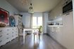 Appartement Vente 1 chambre à Strassen - 650 000 € Immomod S.A. vous proposer un appartement au rez-de-chaussée avec une terrasse.
L'appartement se compose d'une chambre 12,60 m2, d'un salon avec la cuisine ouverte de 27 m2 qui donne sur une terrasse de 14 m2. Salle de bains avec un WC, un WC séparé et une buanderie dans l'appartement.
Un parking intérieur et une cave complètent ce bien.
Proche de toutes les commodités, Cactus Belle Etoile à 2 min à pied.
N'hésitez pas à nous contacter pour tous autres détails au 691 92 54 85
Visites possibles en aout.