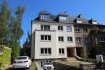Appartement Location 3 chambres à Luxembourg-Belair - 2 700 € Appartement haut de gamme situé au 2ème étage, bénéficiant d'une bonne luminosité naturelle et regroupant :
le hall d'entrée avec une garde-robe encastrée et un WC séparé,
un grand living/séjour avec accès aux balcons et une cuisine ouverte, équipée d'installations contemporaines,
3 chambres (sols en parquet) dont deux avec balcon,
une salle de bains avec douche et WC.
au sous-sol :
une cave privative et la buanderie commune.
Les fenêtres ont du triple vitrage et le chauffage au sol est réglable individuellement pour chaque pièce.
Revêtement des sols en pierre naturelle et parquet.
Système récupérateur de chaleur.
L'appartement est classifié A.
L'appartement se situe au 48, rue Schrobilgen, une rue très calme à quelques minutes du centre-ville.
Toutes les commodités à proximité. (boulangerie, boucherie, école, crèche, pharmacie...)
Arrêt d'autobus à une minute pédestre.
La situation géographique de l'immeuble permet un accès facile au grands axes routiers.
Ref agence :882375-L0233